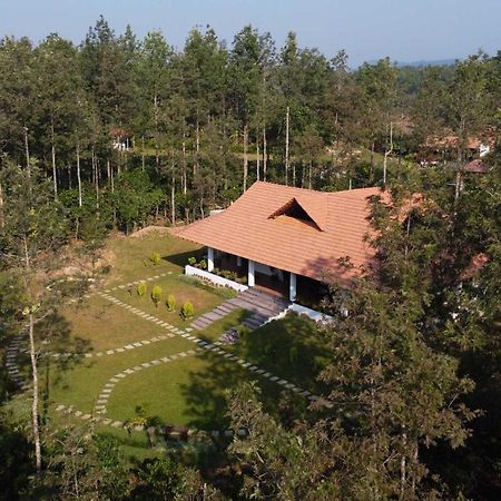 Stayvista At Cedar - Strelitzia 2Bhk With Breakfast And Jacuzzi Chikmagalur Exterior photo